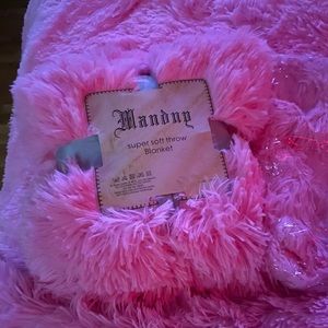 Throw blanket and two pillow shams